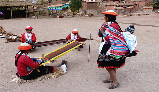 Lares women weavers - Lares Community